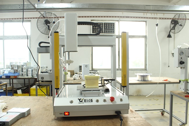 uv點(diǎn)膠機(jī).JPG uv點(diǎn)膠機(jī).JPG